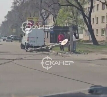 Манипулятор стрелой порвал провода и уронил опору в Благовещенске Не повезло рядом стоящей легковушке видео