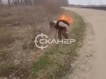 Играют с огнем в соцсетях Приамурья разошлось видео как хохочущие подростки поджигают сухую траву