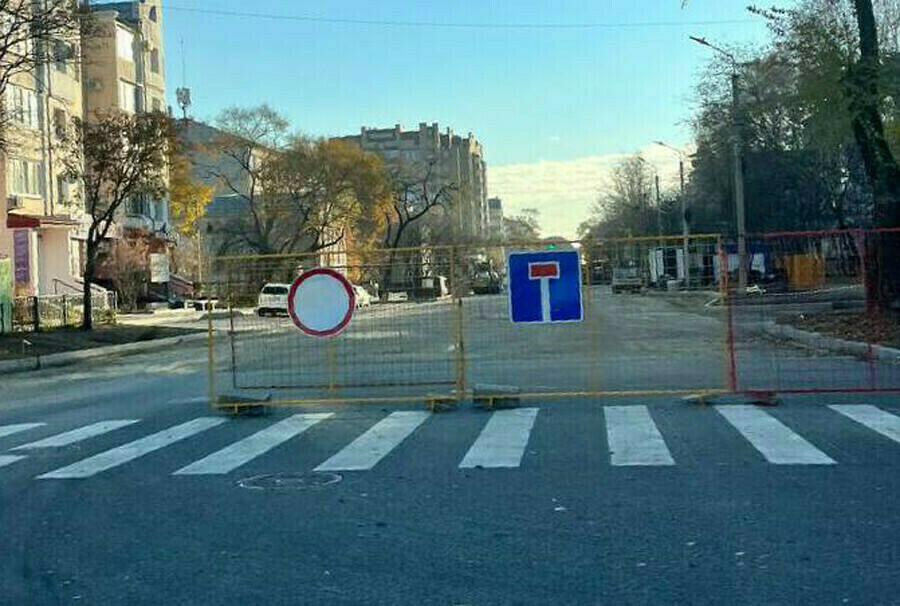 В центре Благовещенска изза закрытия перекрестка образуются серьезные заторы Как долго будет закрыт проезд 