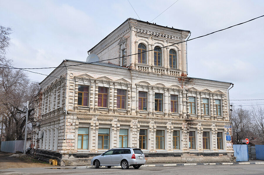 Фасад училища имени Гоголя и Достоевского в Благовещенске отремонтируют за 8 миллионов рублей