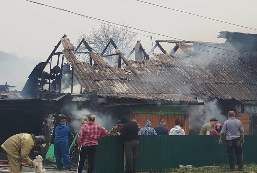 В амурском селе Долдыкан разбушевался пожар в частном доме фото