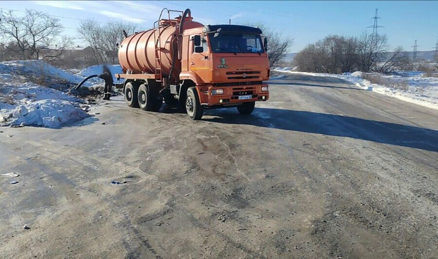 В Приамурье пойман и наказан водитель автоцистерны который сливал отходы на обочину дороги