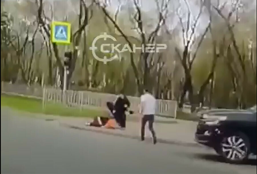 Она в хлам в соцсетях рассказали о пьяной женщине с ребенком упавшей на дороге в Благовещенске видео