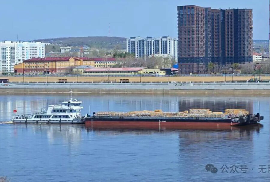По Амуру из Хэйхэ повезли грузы в Благовещенск