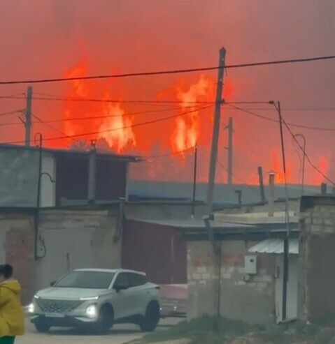 Огонь высотой с многоэтажный дом пожары подошли вплотную к амурскому космограду видео