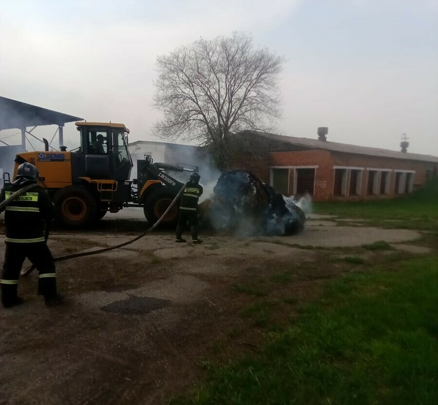 Пожар на окраине Садового загорелось более 40 рулонов сена