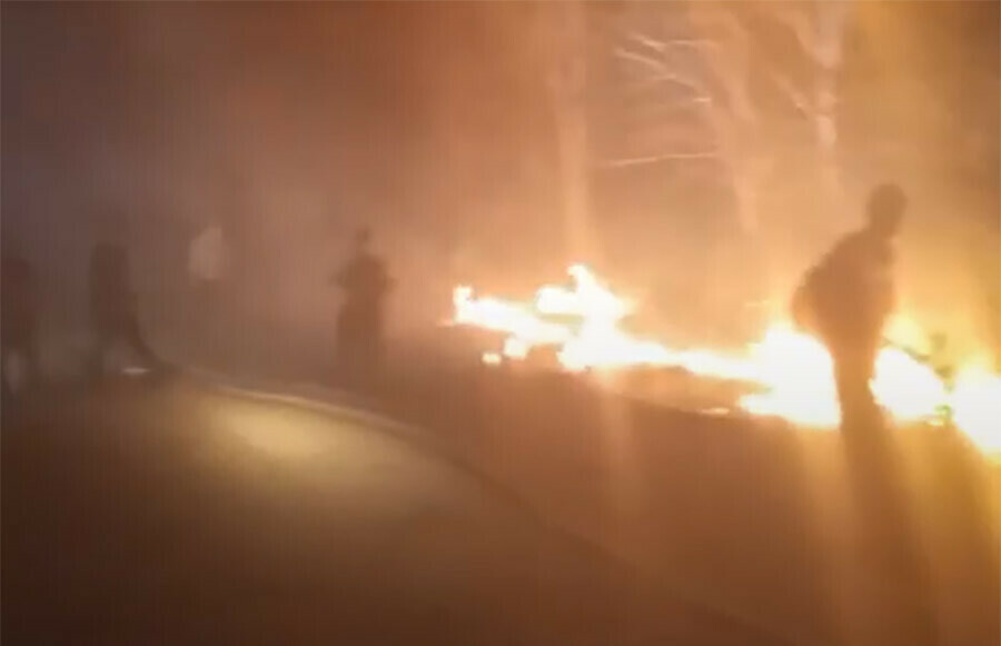 Ночью пожарные отбили у огня село в Зейском округе остановив его в нескольких метрах от жилья видео