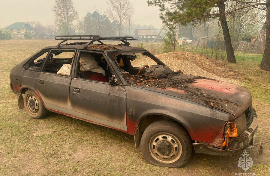 В Свободном маленький мальчик зажигалку нашел сгорела постройка и почти сгорел гараж с автомобилем фото