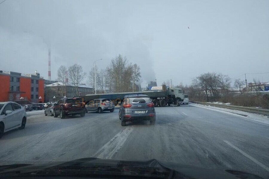 Большегруз с прицепом заблокировал движение на одной из главных магистралей Благовещенска