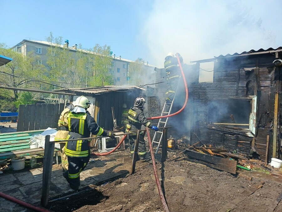 В Архаре пожар в сарае чуть не спалил двухквартирный дом и баню