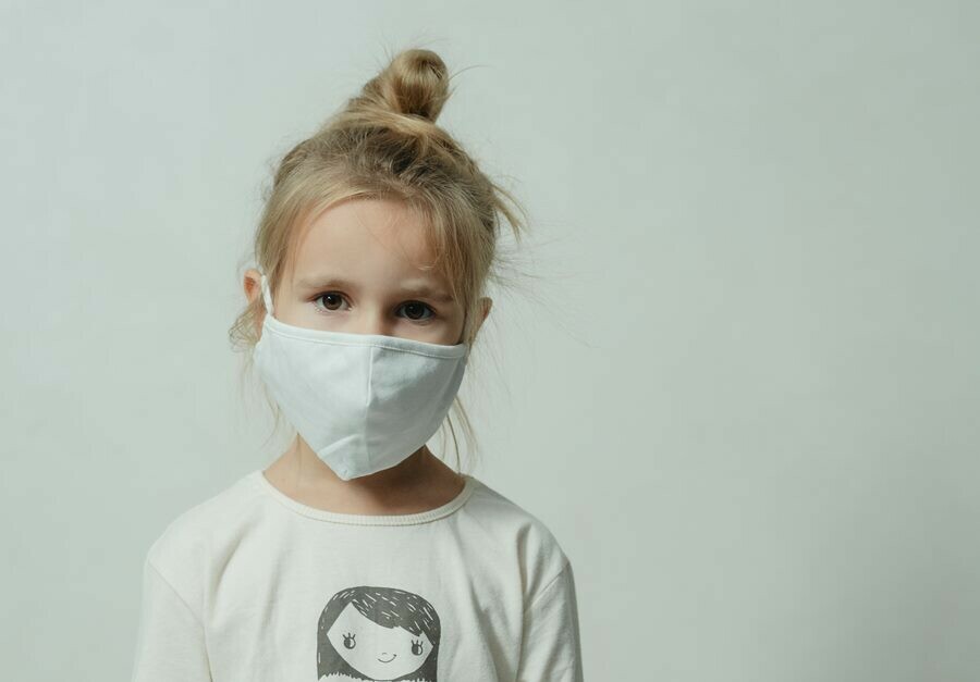 Названы симптомы британского штамма коронавируса у детей