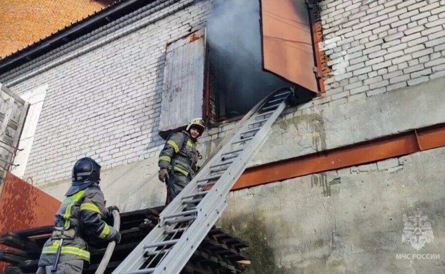Шесть машин МЧС тушили пожар в Благовещенске