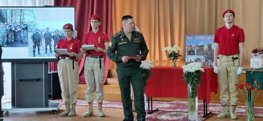 В школе Благовещенска увековечили память выпускника погибшего на СВО