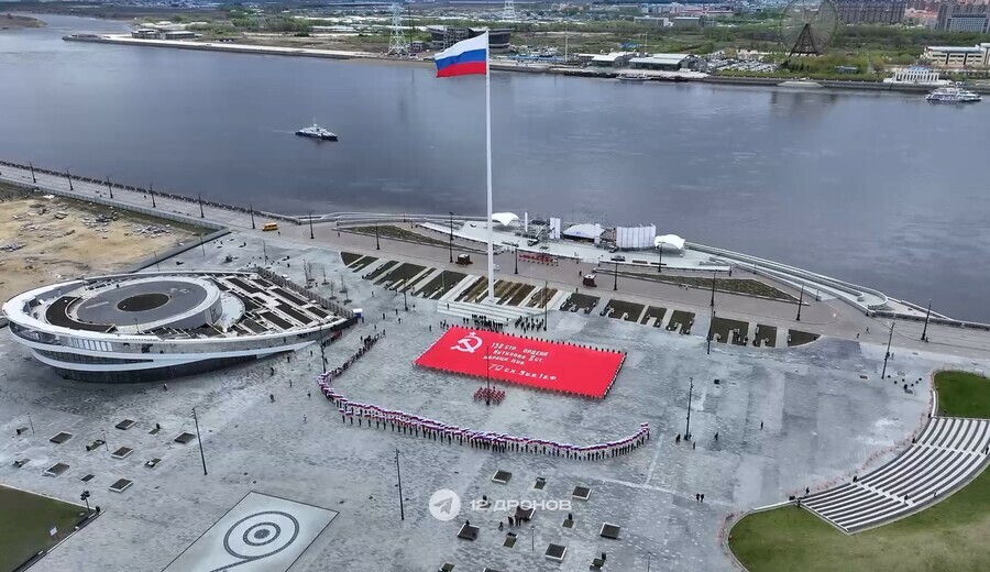 Размеры полотна поражают в Благовещенске развернули самое большое Знамя Победы весом более 150 килограммов видео