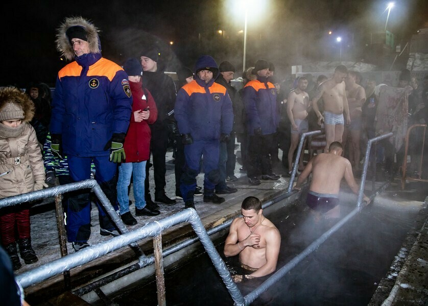 Плыть или не плыть администрации в Приамурье спрашивают у народа устраивать ли крещенские купания