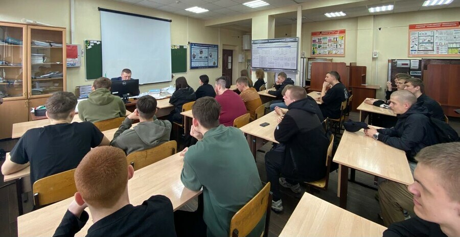Амурские электрические сети проводят профориентационные встречи для школьников и студентов