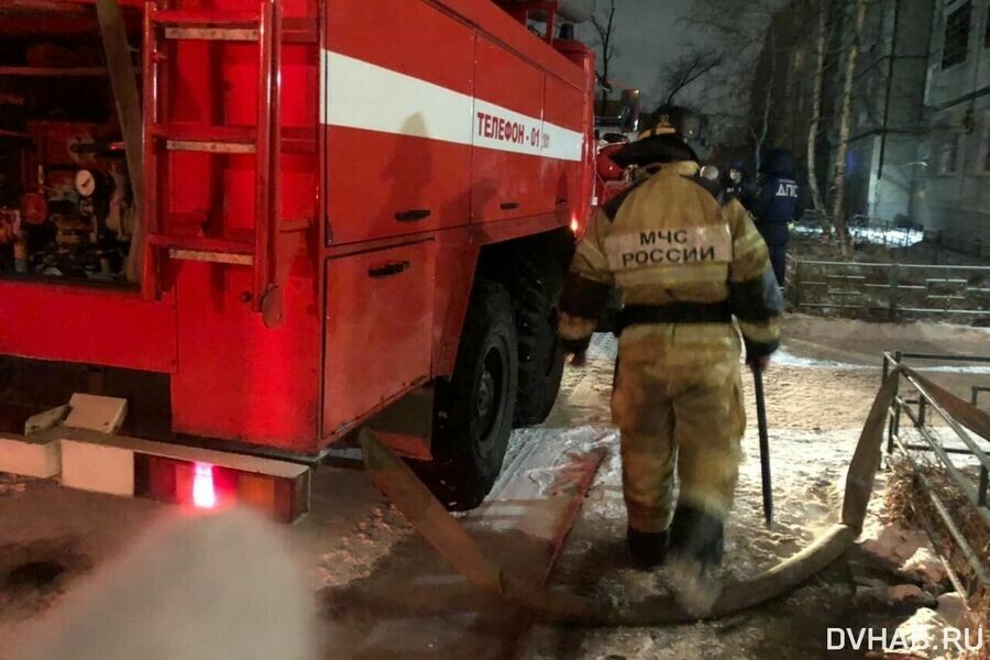 Трагедия в Хабаровске в пожаре погибла семья с маленькими детьми фото видео