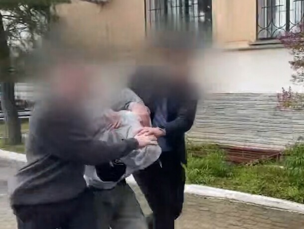 Появилось видео задержания мужчины в Благовещенске который металлической битой избил школьницу