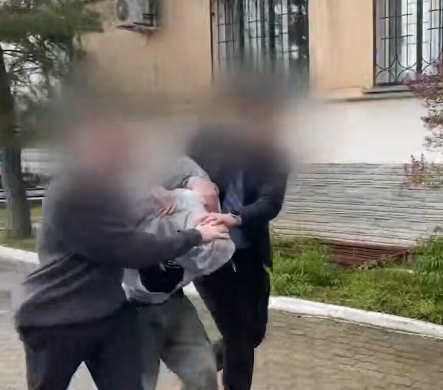Появилось видео задержания мужчины в Благовещенске который металлической битой избил школьницу