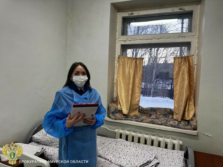 Заклеенные скотчем окна и матрас как защита от сквозняка инфекционное отделение Тындинской больницы должны отремонтировать по решению суда
