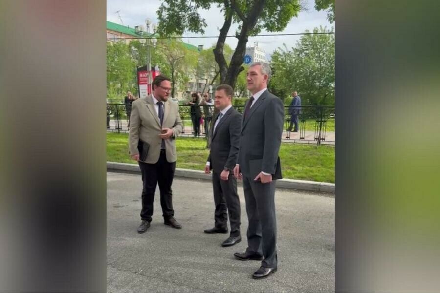 Крупный федеральный чиновник прошел по улице Ленина в Благовещенске видео 