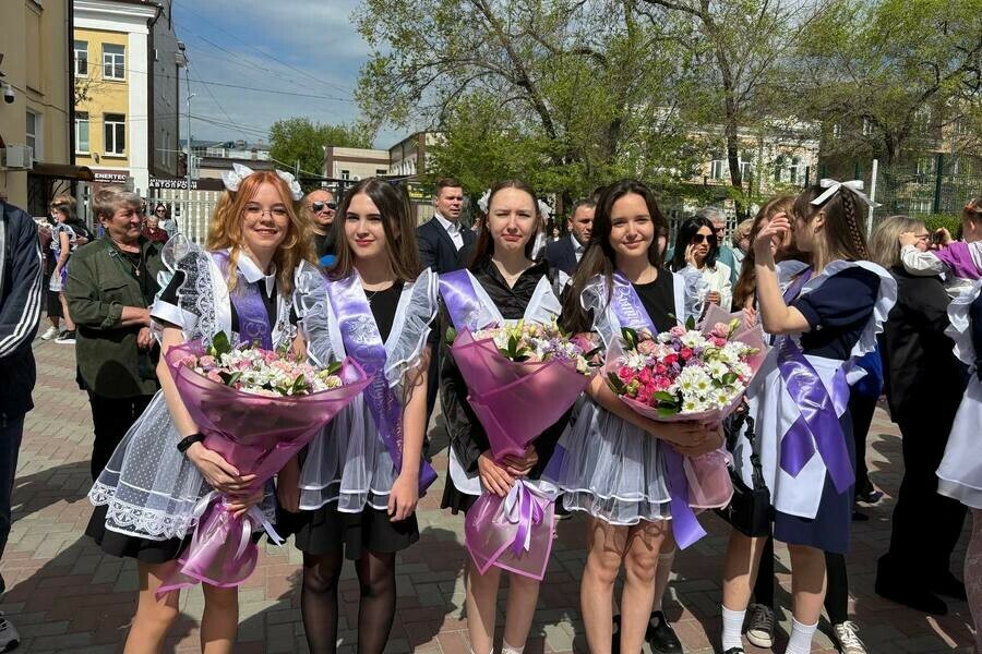 Последние звонки звучат в Благовещенске фото