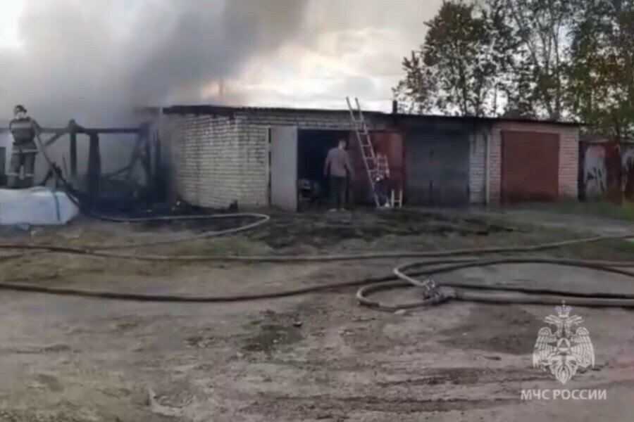 Гаражный массив вспыхнул в Приамурье видео 