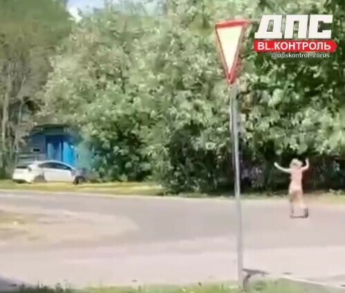 Девушку в купальнике заметили на дороге в Свободном