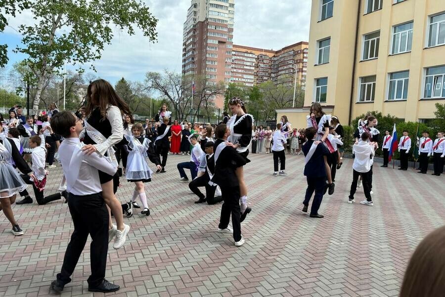 Торжественные линейки напутственные слова и школьный вальс в Благовещенске прошли последние звонки фото 