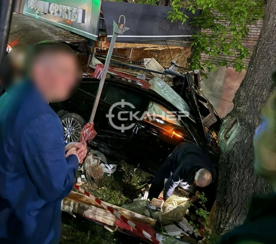Полетели автомобиль на полном ходу врезался в овощной киоск в Благовещенске видео