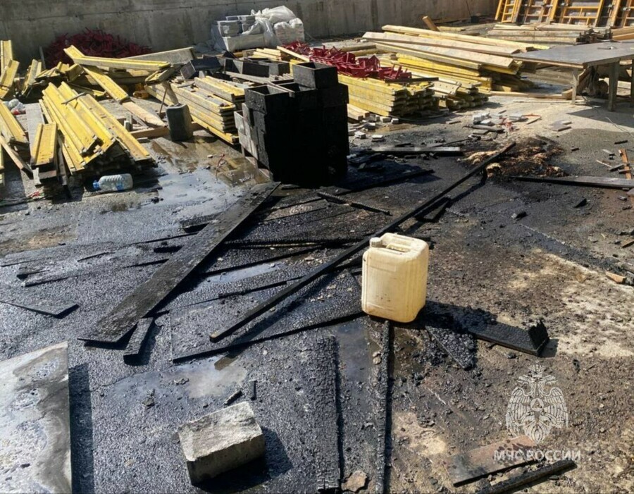 В Благовещенске на стройке загорелся полистирол