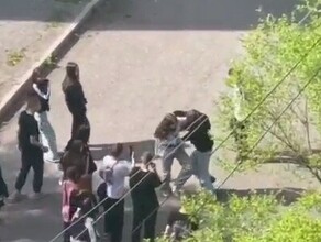 Жестокая драка двух девочекподростков произошла в Благовещенске видео