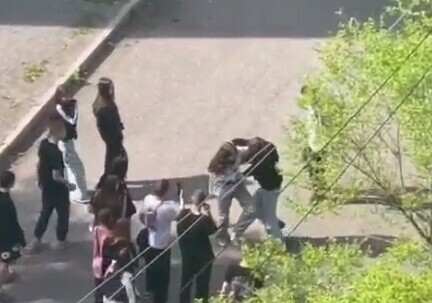Жестокая драка двух девочекподростков произошла в Благовещенске видео
