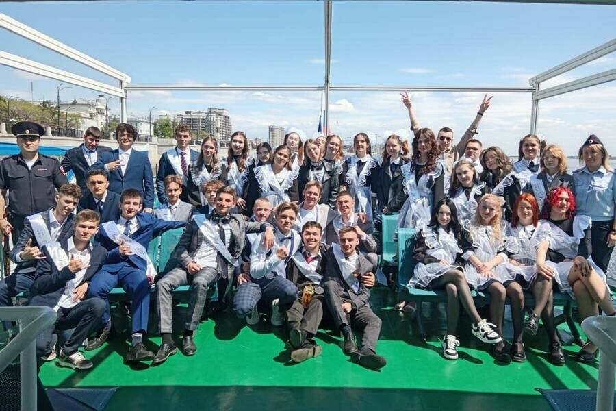 Выпускники Благовещенска катались по Амуру на теплоходе в сопровождении полиции фото 