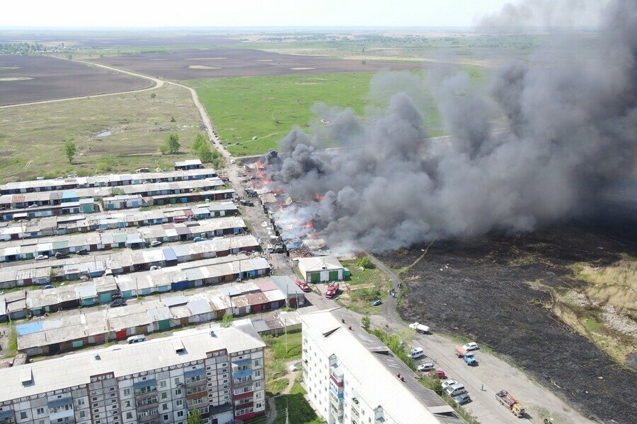 Во время пожара в Серышеве сгорели несколько десятков гаражей видео 
