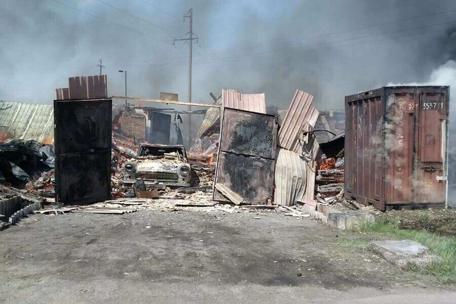Ликвидация пожара в гаражном массиве в Серышеве продолжается фото 