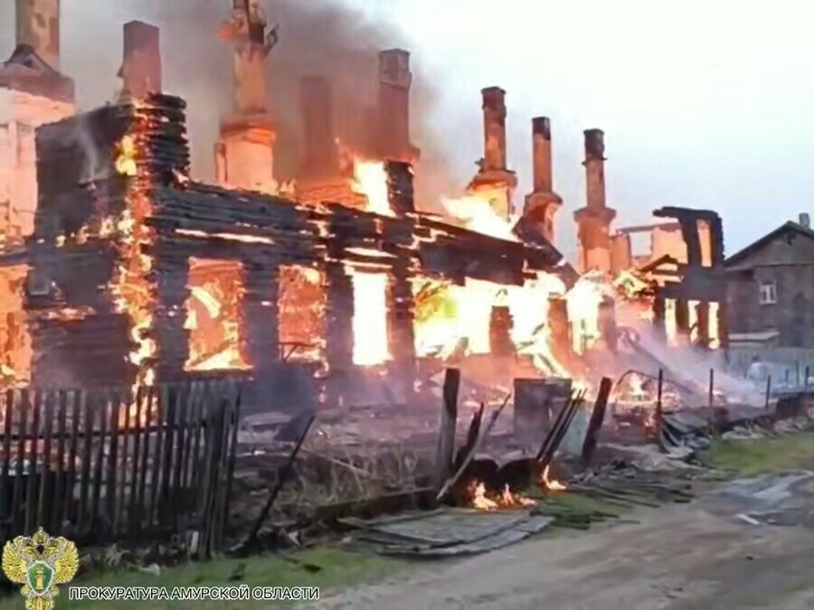 Уничтоженный огнем дом в Ерофее Павловиче должны были снести