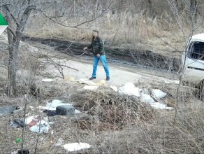В объектив фотоловушки попался амурчанин который пытался незаметно нарушить закон видео