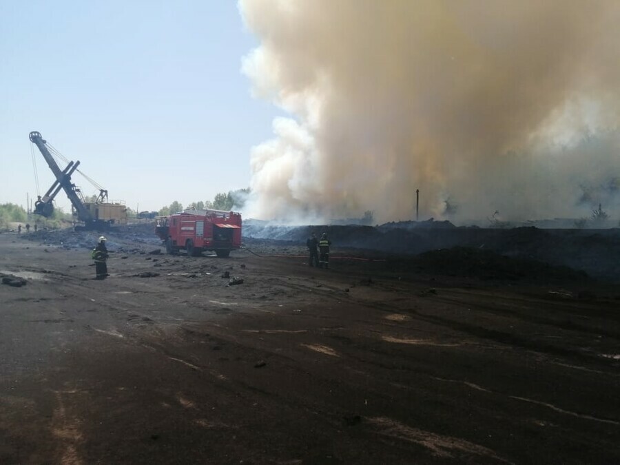 В амурском городе угольщиков загорелось поле в районе угольного разреза