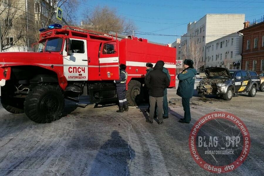 В Благовещенске пожарная машина столкнулась с Mitsubishi 