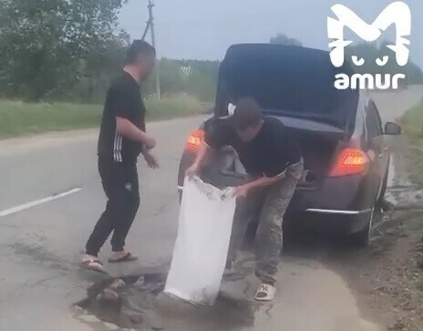 Амурчане сами залатали большую яму на дороге видео
