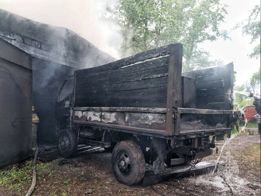 Гараж внутри которого был грузовик сгорел в Амурской области