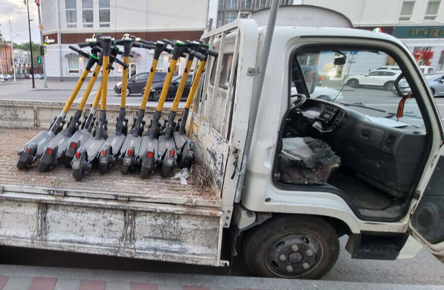 В Благовещенске для электросамокатов остается все меньше места