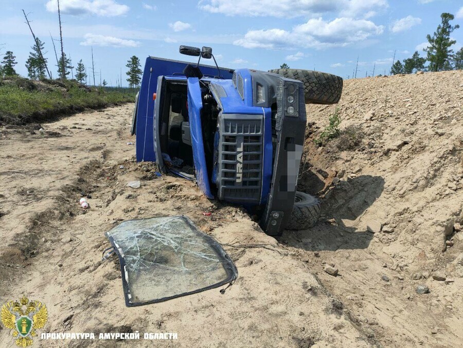 Появились фото вахтового автомобиля который перевернулся изза пьяного водителя в Приамурье 