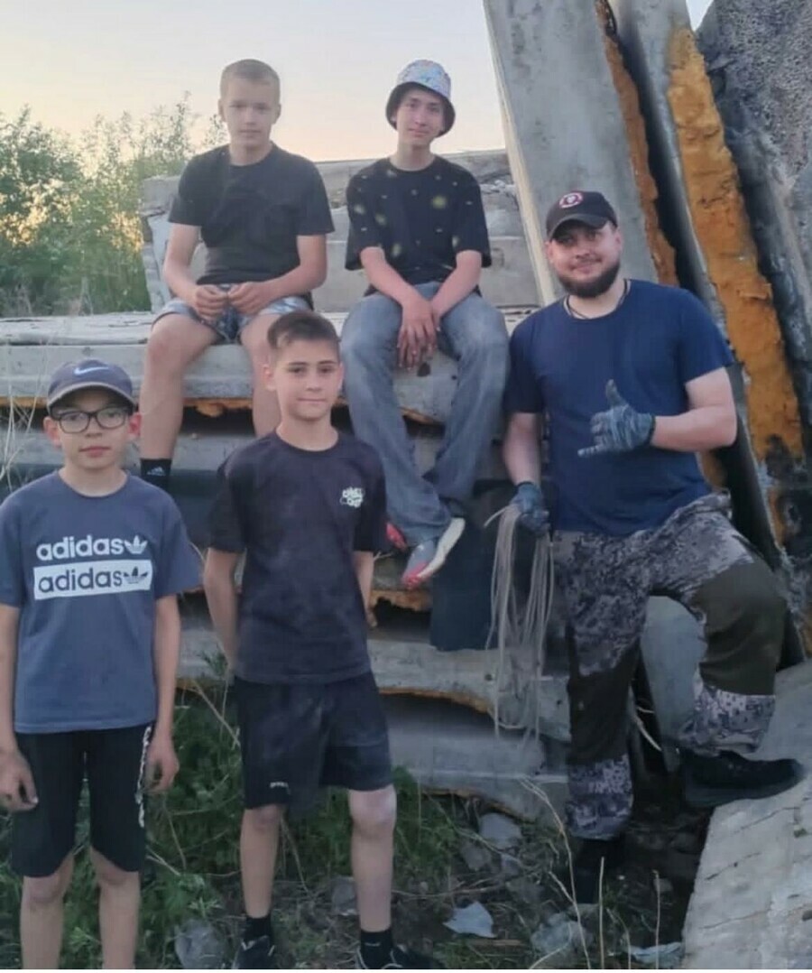 Просидел там двое суток дети Благовещенска бросились спасать животное основательно застрявшее между плитами фото