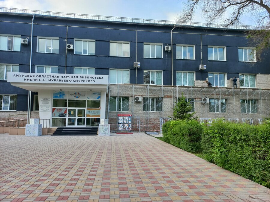 С фасада Амурской областной библиотеки счищают черное покрытие которое вызывало много споров