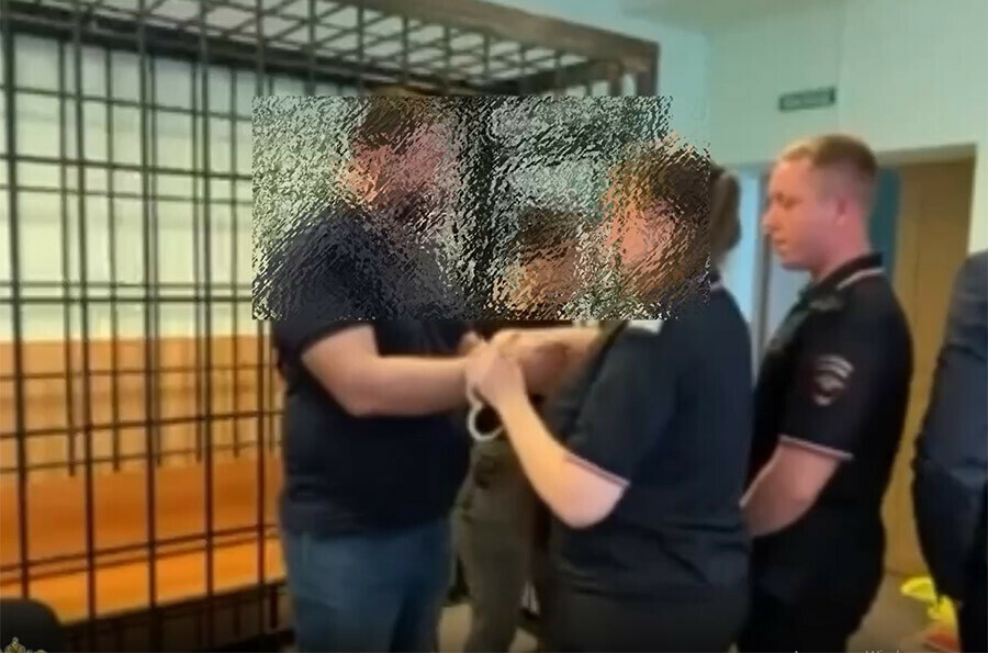 В Свободном в зале суда арестовали эксполицейского обвиненного во взяточничестве видео