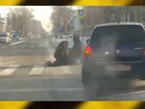 В Благовещенске женщине стало плохо и она упала на пешеходном переходе видео