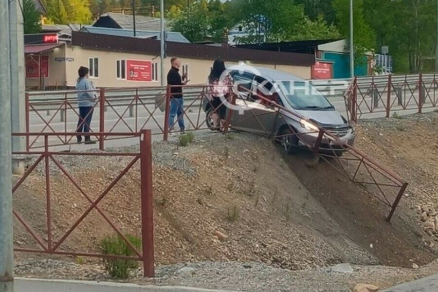 В Тынде малолитражка пробила ограждение 