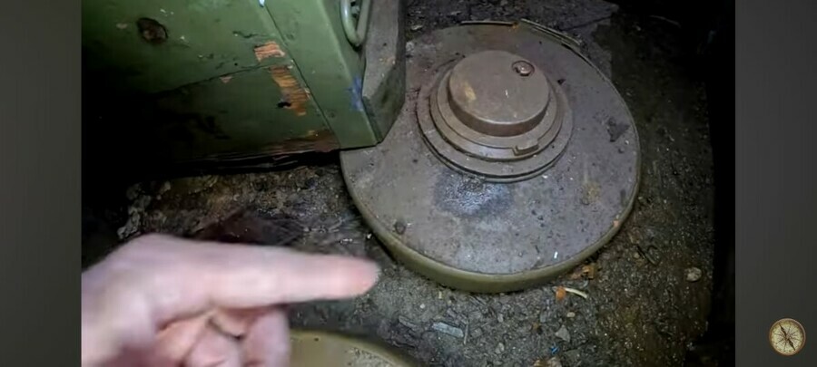 На Дальнем Востоке блогер обнаружил заброшенный бункер полный боеприпасов 